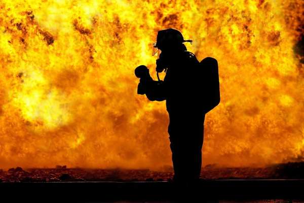 Qatar Civil Defense controls fire in a building in Lusail. (Credit: Pixabay)